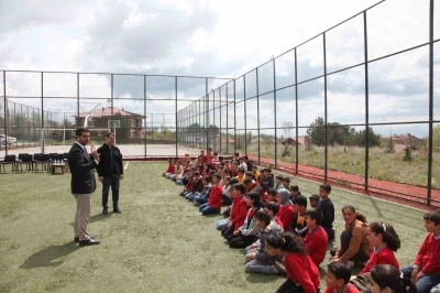 Ahlat&rsquo;ta &ouml;ğrencilere 2 bin meyve fidanı dağıtıldı
