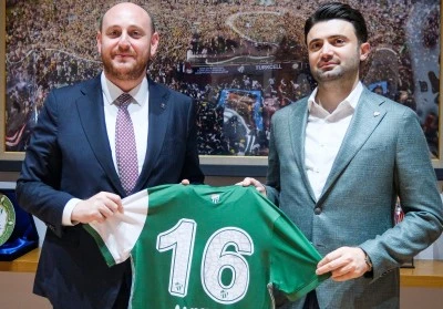 Ahmet B&uuml;y&uuml;kg&uuml;m&uuml;ş'e Başkan &Ccedil;elik Bursaspor forması hediye etti
