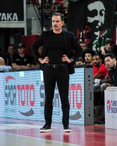 Ahmet &Ccedil;akı: "B&uuml;y&uuml;k fedakarlıklarla m&uuml;cadele eden bir ekibiz"
