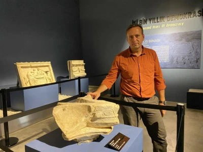 Aigai Antik Kenti'nde 2 bin 200 yıllık g&uuml;neş saati bulundu