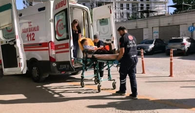Ailesinin anahtarı unuttuğu &ccedil;ocuk, eve girmek i&ccedil;in tırmandığı 2'nci kat balkonundan d&uuml;şerek yaralandı