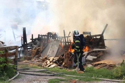 Ailesinin yanan evine koşan kadın babasına sevin&ccedil;le sarıldı
