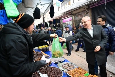 AK Parti Bursa İl Başkanı Davut G&uuml;rkan, vatandaşların Ramazan ayını kutladı