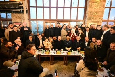 AK Parti Bursa Milletvekili Mustafa Varank, Tarihi Abdal Meydanı'nda gen&ccedil;lerle sahur sofrasında buluştu