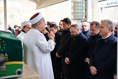 AK Parti Bursa Milletvekili Refik &Ouml;zen, annesini son yolculuğuna uğurladı