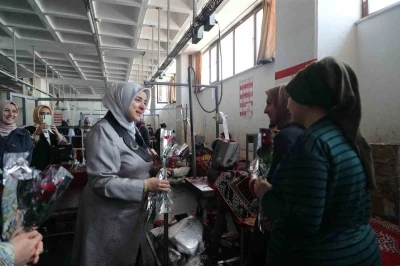 AK Parti Genel Merkez Kadın Kolları Başkanı Ercan, tekstil fabrikasında kadın iş&ccedil;ilerle bir araya geldi
