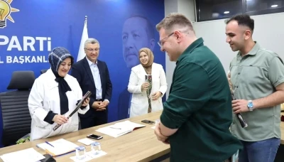 AK Parti K&uuml;tahya İl Gen&ccedil;lik Kolları&rsquo;ndan Anneler G&uuml;n&uuml; s&uuml;rprizi
