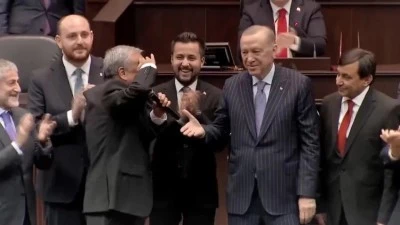 AK Parti rozeti taktı, asker selamı verdi 
