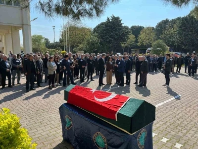 Akademisyen Doğan Yavaş, fak&uuml;ltesi &ouml;n&uuml;nden dualarla uğurlandı
