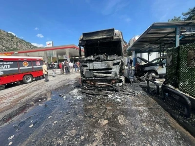 Akaryakıt istasyonunda mazot y&uuml;kl&uuml; tanker alev aldı; 3 ara&ccedil; yandı