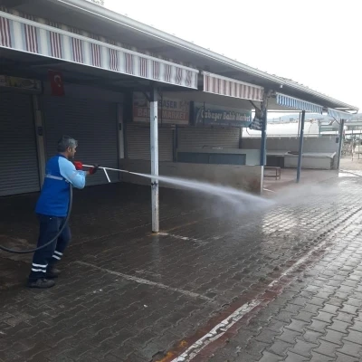 Akb&uuml;k Semt Pazarı, belediye ekiplerince temizlendi
