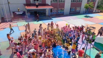 Ak&ccedil;ak&ouml;y İlk-Ortaokulu&rsquo;nca colourfest etkinliği yapıldı
