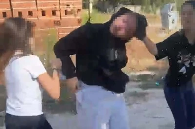 Akran zorbalığı: &Ccedil;eşmede ıslatıp, yerde s&uuml;r&uuml;kleyerek darbettiler;
