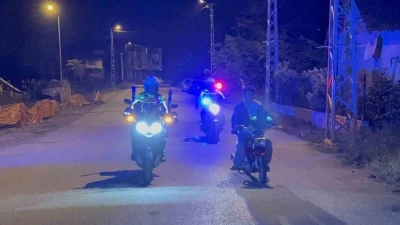 Akrobasi hareketleri pahalıya patladı: Kovalamaca ile yakalanan motosikletlilere 65 bin lira ceza
