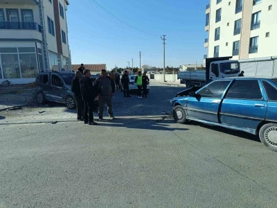 Aksaray&rsquo;da hafif ticari ara&ccedil; ile otomobil &ccedil;arpıştı: 7 yaralı