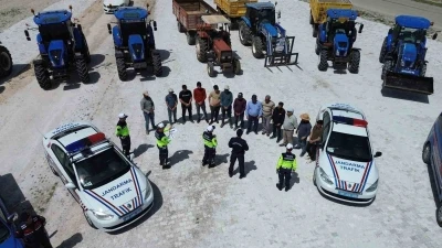 Aksaray&rsquo;da jandarmadan &ccedil;ift&ccedil;ilere eğitim, trakt&ouml;rlere reflekt&ouml;r
