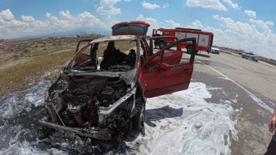 Aksaray&rsquo;da yanan otomobil hurdaya d&ouml;nd&uuml;
