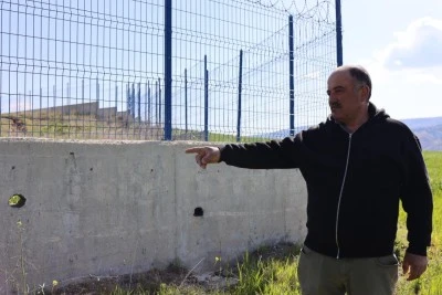 Ak&uuml; fabrikasından aktığı iddia edilen su, &ccedil;ift&ccedil;inin tarlalarını kullanılmaz hale getirdi