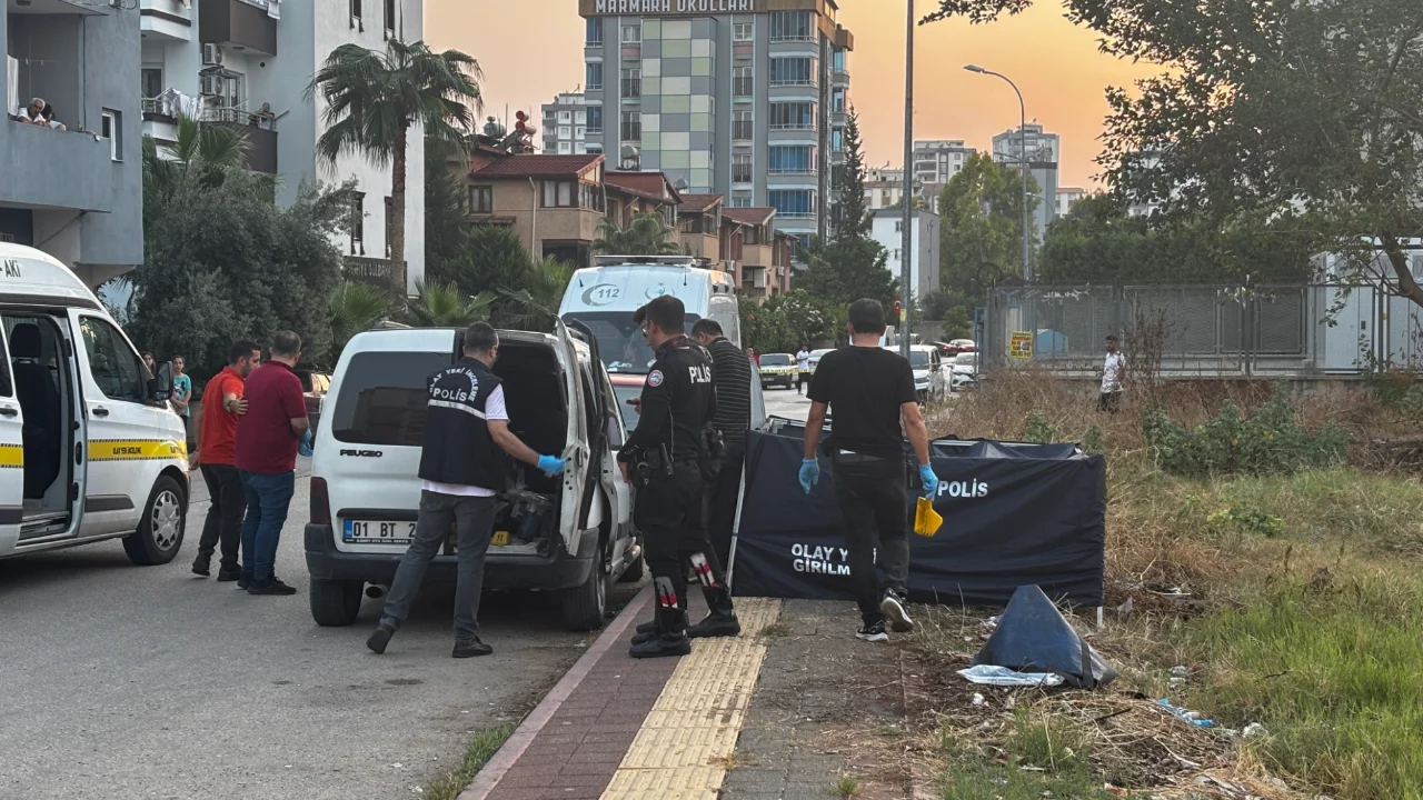 Alacak verecek kavgasında d&uuml;kkan sahibi ve oğlu &ouml;ld&uuml;