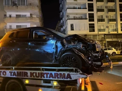 Alanya&rsquo;da alkoll&uuml; s&uuml;r&uuml;c&uuml; park halindeki ara&ccedil;lara &ccedil;arptı
