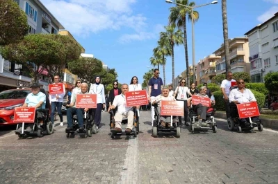 Alanya&rsquo;da engelsiz halk plajı hizmete a&ccedil;ıldı

