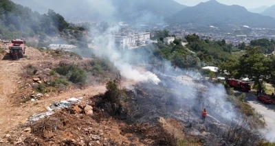 Alanya&rsquo;da makilik alandaki yangın ormana sı&ccedil;ramadan s&ouml;nd&uuml;r&uuml;ld&uuml;
