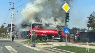 Alevler 2 katlı binayı k&uuml;l etti