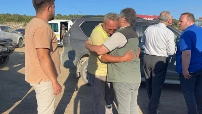 Alevlerin arasından kurtulduktan sonra ağlayarak m&uuml;d&uuml;r&uuml;ne sarıldı