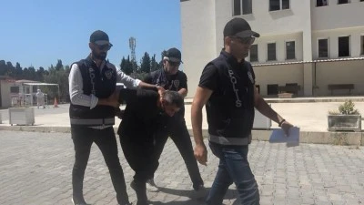 Alkol aldığı arkadaşını boğazından bı&ccedil;aklayarak &ouml;ld&uuml;rd&uuml;