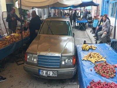 Alkol alıp otomobiliyle semt pazarına girdi