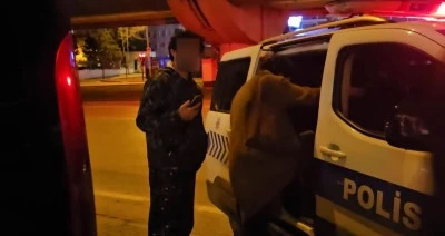 Alkol uygulamasını g&ouml;r&uuml;nce aracı park edip y&uuml;r&uuml;yerek ka&ccedil;mak istedi