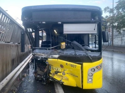 Alkoll&uuml; belediye otob&uuml;s&uuml; s&uuml;r&uuml;c&uuml;s&uuml; bariyerlere saplandı: 2 yaralı