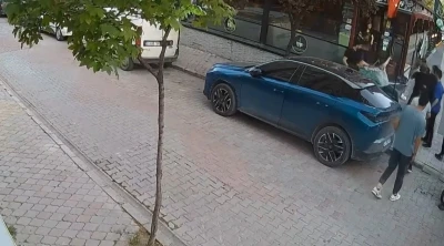 Alkoll&uuml; gittiği kafede kendisini uyaran &ccedil;alışanlara tekme ve yumruklarla saldırdı

