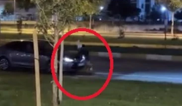 Alkoll&uuml; kadın, trafikteki ara&ccedil;ların &ouml;n&uuml;n&uuml; kesip, s&uuml;r&uuml;c&uuml;lere tekme attı