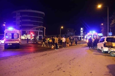 Alkoll&uuml; otomobil s&uuml;r&uuml;c&uuml;s&uuml; motosiklete &ccedil;arptı: 1 ağır, 3 yaralı
