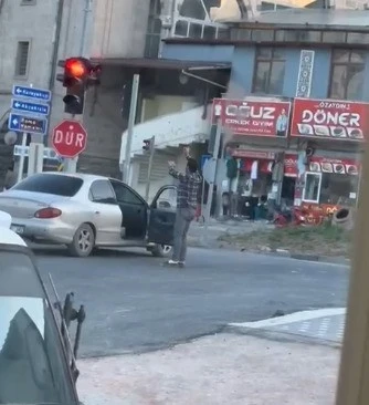 Alkoll&uuml; şahıs aracından indi, trafikte dans etti: O anlar kamerada
