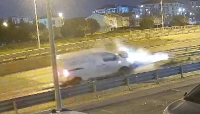 Alkoll&uuml; s&uuml;r&uuml;c&uuml; bariyerlere bu şekilde saplandı