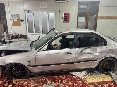 Alkoll&uuml; s&uuml;r&uuml;c&uuml; camiye daldı: 1 yaralı
