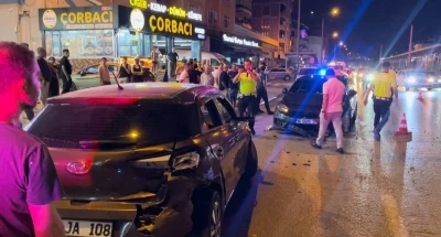 Alkoll&uuml; s&uuml;r&uuml;c&uuml; makas atarken kaza yaptı: 2 yaralı