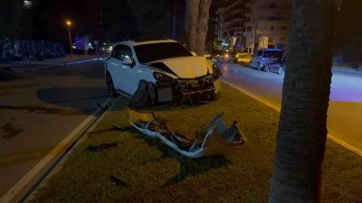 Alkoll&uuml; s&uuml;r&uuml;c&uuml; ortalığı savaş alanına &ccedil;evirdi, kazayı yaralanmadan atlattı
