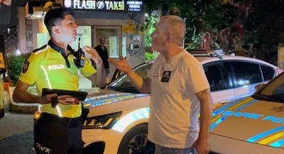 Alkoll&uuml; s&uuml;r&uuml;c&uuml; polisleri sabır sınavından ge&ccedil;irdi...Ehliyeti 2041 yılına kadar olmayacak
