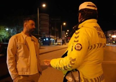 Alkoll&uuml; s&uuml;r&uuml;c&uuml;den polise 'Bir babalık yap' 