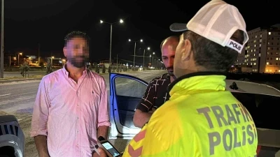Alkoll&uuml; s&uuml;r&uuml;c&uuml;n&uuml;n ehliyeti alıkonuldu, 25 bin TL ceza kesildi