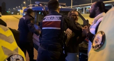 Bursa'da alkoll&uuml; yakalandı ekiplere hakaretten g&ouml;zaltına alındı