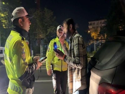 Alkolmetreyi &uuml;flemedi, kimlik numarasını soran polise, 'okumam yazmak yok&rsquo; dedi