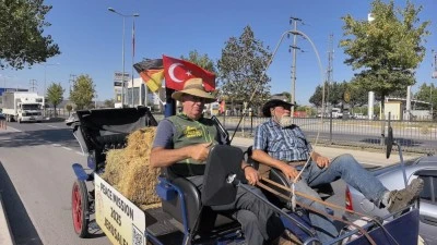 Alman &ccedil;ift&ccedil;iler 'Barış' i&ccedil;in Bursa caddelerinde