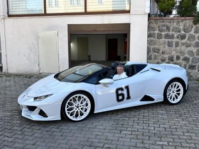 Almanya'dan k&ouml;y&uuml;ne Lamborghini ile geldi