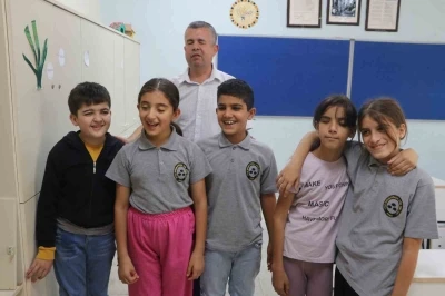 Alpay &ouml;ğretmen, &ouml;ğrencilerine g&ouml;n&uuml;l g&ouml;z&uuml;yle yol g&ouml;steriyor