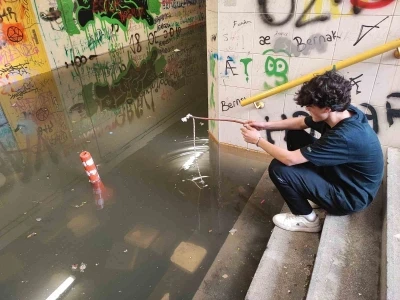 Alt ge&ccedil;it g&ouml;le d&ouml;nd&uuml;, b&uuml;y&uuml;kşehir suyu tahliye etmeyince vatandaş balık avladı
