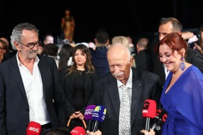 Altın Portakal'da &uuml;nl&uuml;lerin kırmızı halı ge&ccedil;işinde şıklık yarışı